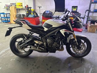 2021 Triumph Street Triple, белый, 780000 рублей, вид 2