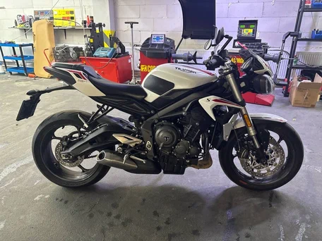 2021 Triumph Street Triple, белый, 780000 рублей, вид 2