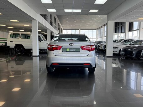 2015 Kia Rio 6-speed III, серебристый, 1045000 рублей, вид 4