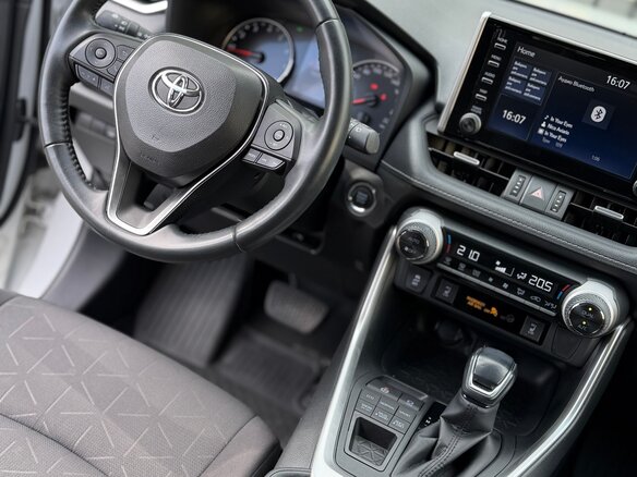 2021 Toyota RAV4 V (XA50), белый - вид 6