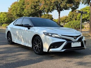 2023 Toyota Camry VIII (XV70) Рестайлинг, белый, 2600000 рублей, вид 2