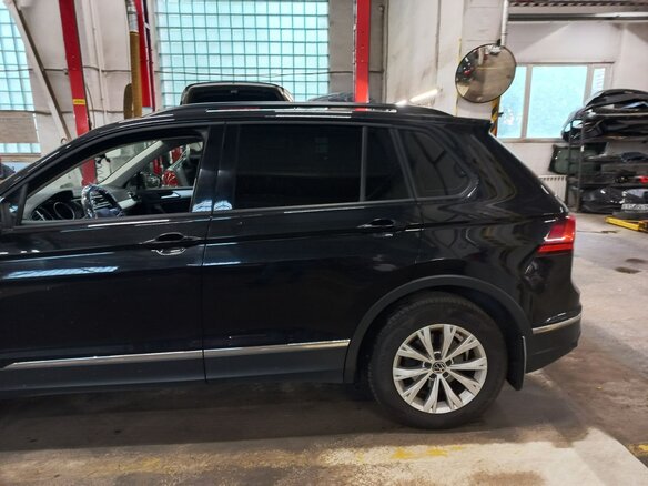 2021 Volkswagen Tiguan II Рестайлинг, чёрный, 2850000 рублей - вид 1