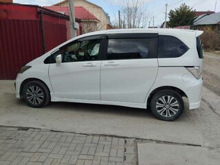 2013 Honda Freed I Рестайлинг, белый, 1180000 рублей, вид 4