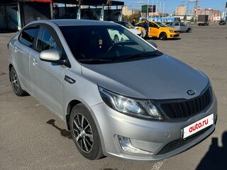2013 Kia Rio 5-speed III, серебристый, 850000 рублей, вид 4