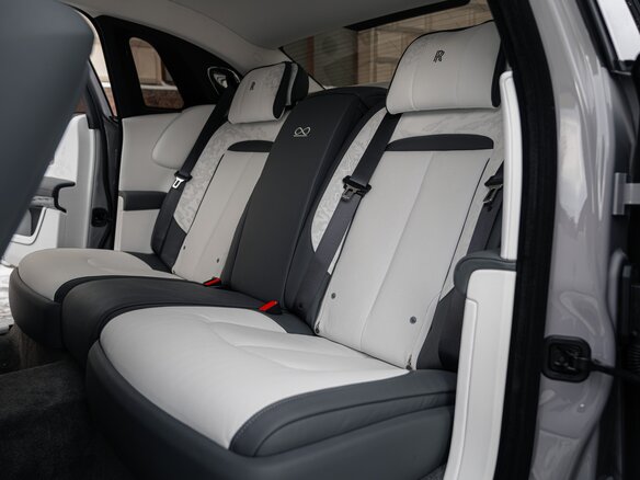 2026 Rolls-Royce Ghost Black Badge II Рестайлинг (Series II), серый, 58900000 рублей - вид 35