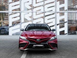 2021 Toyota Camry VIII (XV70) Рестайлинг, красный, 2799000 рублей, вид 3