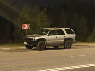 2004 Chevrolet Tahoe II, серебристый, 1450000 рублей, вид 2