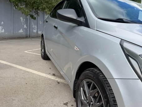 2014 Hyundai Solaris I Рестайлинг, серебристый, 790000 рублей, вид 5