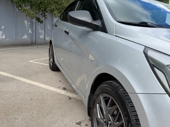 2014 Hyundai Solaris I Рестайлинг, серебристый, 790000 рублей - вид 4