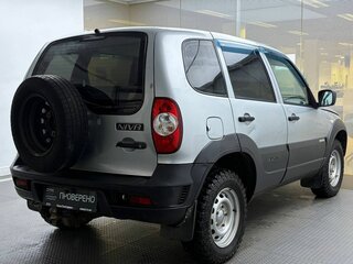 2018 Chevrolet Niva I Рестайлинг, серебристый, 680000 рублей, вид 5