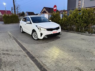 2021 Kia Rio IV Рестайлинг, белый, 1890000 рублей, вид 4