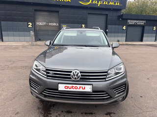 2017 Volkswagen Touareg II Рестайлинг, серый, 3620000 рублей, вид 2