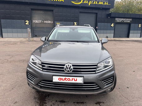 2017 Volkswagen Touareg II Рестайлинг, серый, 3620000 рублей, вид 2