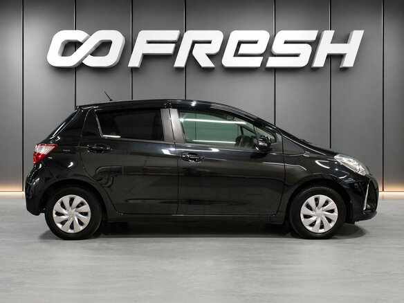 2017 Toyota Vitz III (XP130) Рестайлинг 2, чёрный, 950000 рублей - вид 4