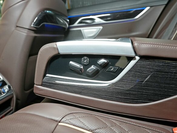 2020 BMW 7 серии 740d xDrive VI (G11/G12) Рестайлинг, чёрный, 8010000 рублей - вид 23