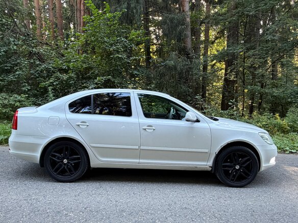 2013 Skoda Octavia II (A5) Рестайлинг, белый, 1000000 рублей - вид 4