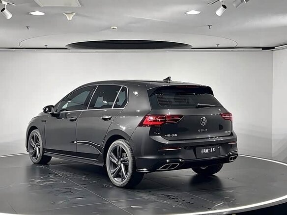2022 Volkswagen Golf VIII, чёрный, 1970000 рублей - вид 2