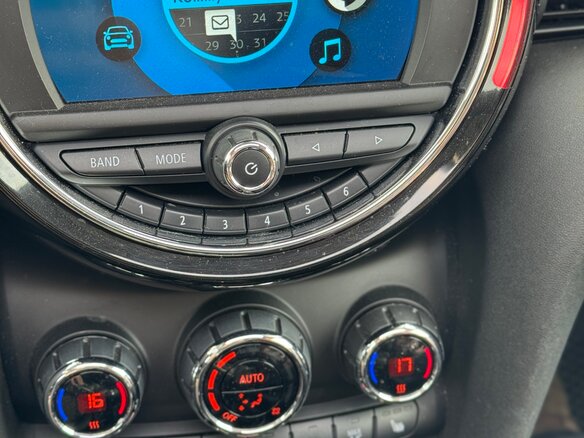 2020 Mini Hatch Cooper III (F55/F56) Рестайлинг, серый, 1425000 рублей - вид 17