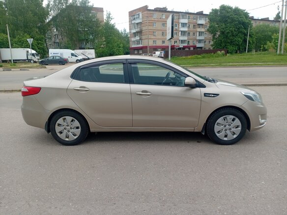 2013 Kia Rio 5-speed III, бежевый, 580000 рублей - вид 6