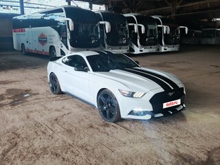 2017 Ford Mustang VI Рестайлинг, белый, 2500000 рублей, вид 1