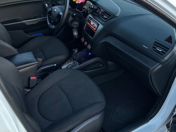 2015 Kia Rio III Рестайлинг, белый, 900000 рублей - вид 16