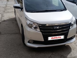 2014 Toyota Noah III (R80), белый, 1950000 рублей, вид 2