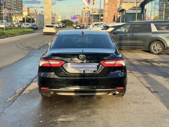 2020 Toyota Camry VIII (XV70), чёрный, 2450000 рублей - вид 5
