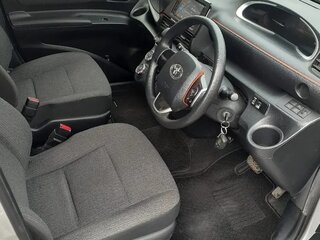 2020 Toyota Sienta II Рестайлинг, серый, 1410000 рублей, вид 5