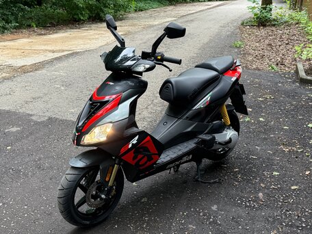 2020 Aprilia SR 50 R, чёрный, 395000 рублей, вид 2
