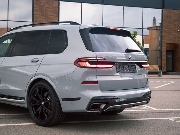 2025 BMW X7 40d I (G07) Рестайлинг, серый - вид 9