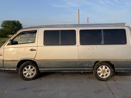 2001 SsangYong Istana, серебристый, 590000 рублей, вид 1