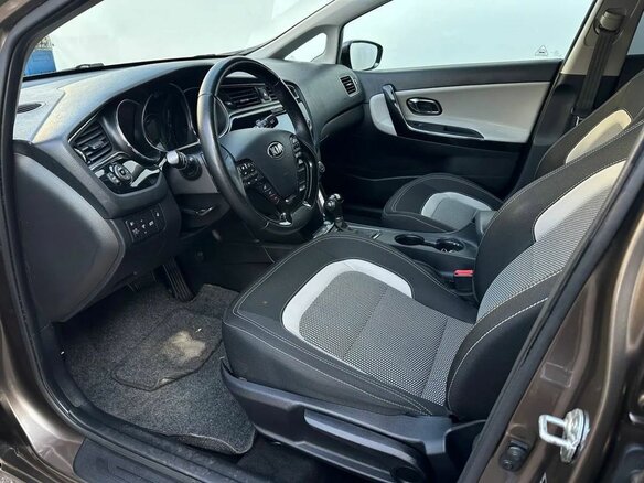 2017 Kia Ceed II Рестайлинг, коричневый, 1420000 рублей - вид 8