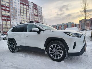 2021 Toyota RAV4 V (XA50), белый, 3650000 рублей, вид 2