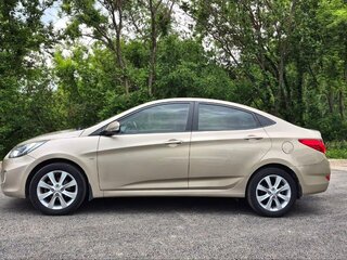 2013 Hyundai Solaris I, бежевый, 875000 рублей, вид 4
