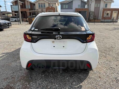 2022 Toyota Yaris IV, белый, 750000 рублей, вид 5