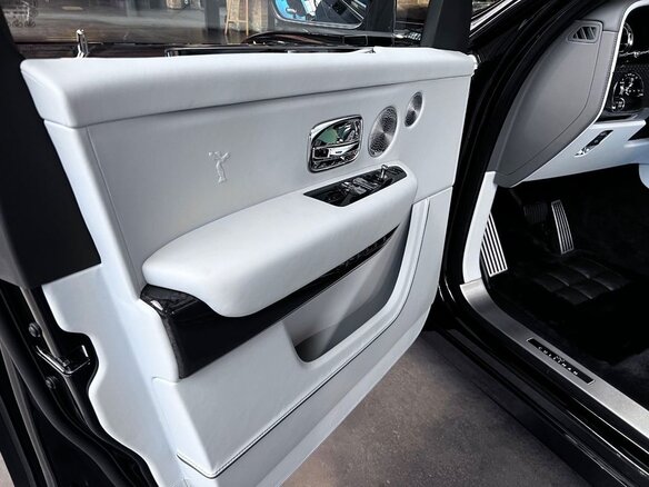 2026 Rolls-Royce Cullinan Black Badge I Рестайлинг (Series II), чёрный, 64350000 рублей - вид 6