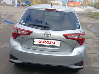 2017 Toyota Vitz III (XP130) Рестайлинг, серебристый, 860000 рублей, вид 3