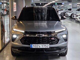 2023 Chevrolet TrailBlazer III Рестайлинг, серый, 2084000 рублей, вид 2