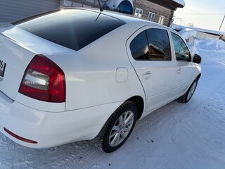 2011 Skoda Octavia II (A5) Рестайлинг, белый, 800000 рублей, вид 4