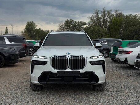 2025 BMW X7 40i I (G07) Рестайлинг, белый, 13980000 рублей, вид 2
