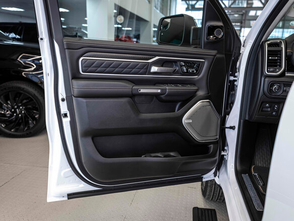 2026 Ram 1500 Crew Cab V Рестайлинг, белый - вид 11