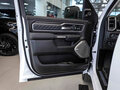 2026 Ram 1500 Crew Cab V Рестайлинг, белый - вид 11