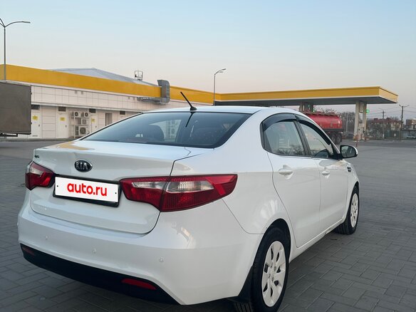 2013 Kia Rio 4-speed III, белый, 780000 рублей - вид 5