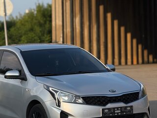 2020 Kia Rio IV Рестайлинг, серый, 1550000 рублей, вид 4
