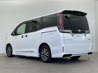 2021 Toyota Esquire I Рестайлинг, белый, 1940000 рублей, вид 2