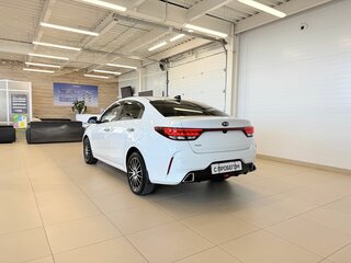 2021 Kia Rio IV Рестайлинг, белый, 1499000 рублей, вид 4