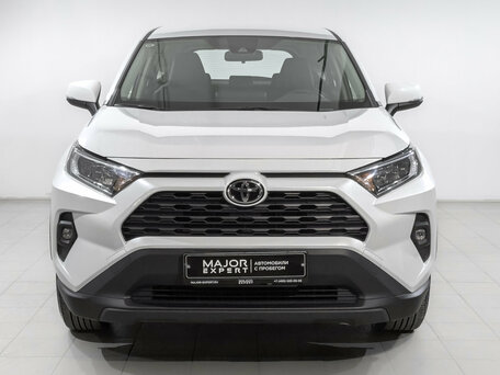 2024 Toyota RAV4 V (XA50), белый, 3540000 рублей, вид 2