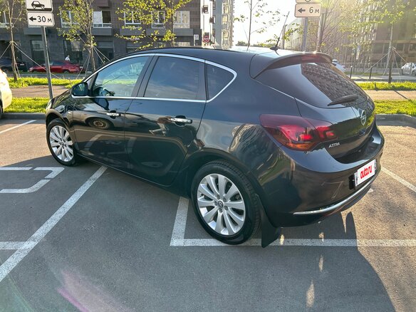2013 Opel Astra J Рестайлинг, чёрный, 730000 рублей - вид 3