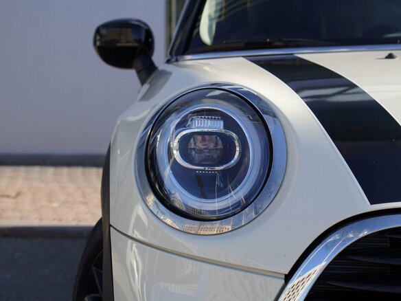 2021 Mini Hatch Cooper III (F55/F56) Рестайлинг 2, белый, 2580000 рублей - вид 8