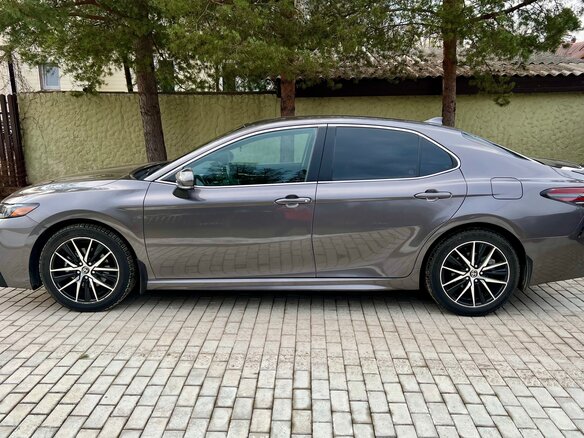 2022 Toyota Camry VIII (XV70) Рестайлинг, серый, 2799999 рублей - вид 4